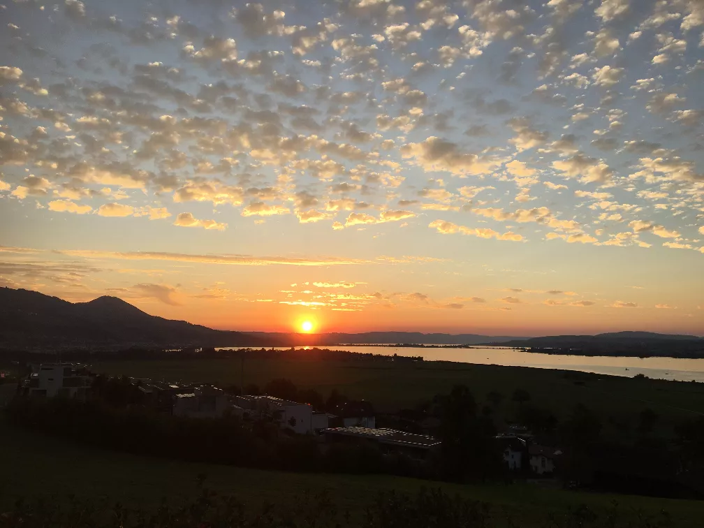  Sonnenuntergang mit Blick auf den Seedamm 