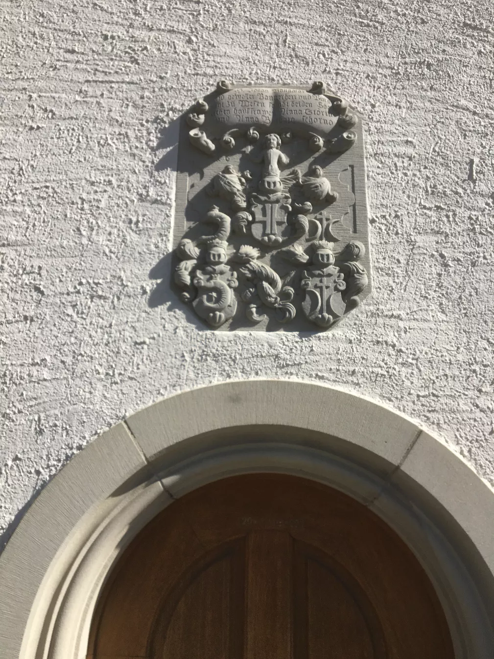 Sandsteinrelief oberhalb des Eingangs zur Kapelle 